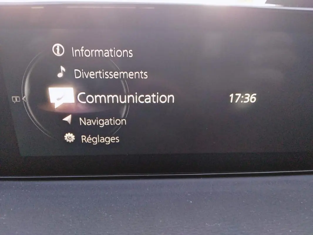 Écran central du tableau de bord du Mazda MX-30 gris 2021 affichant le menu de communication à 17h36