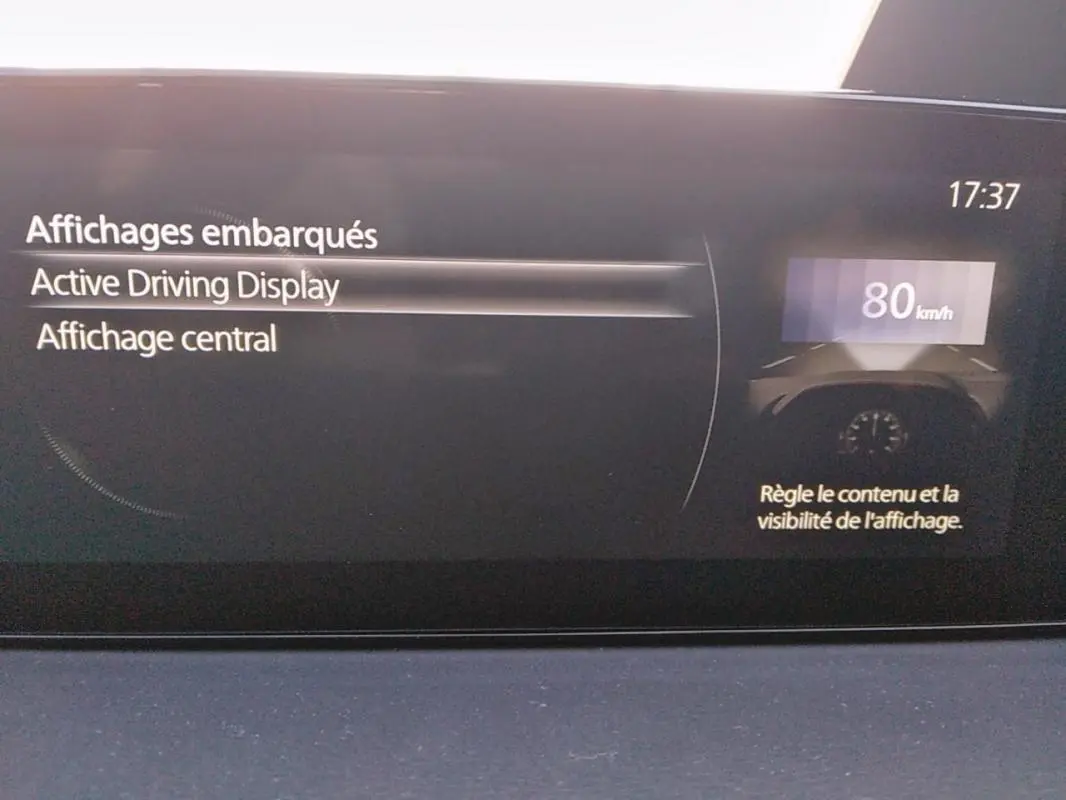 Écran de bord du Mazda MX-30 2021 montrant le menu Active Driving Display avec vitesse affichée à 80 km/h.