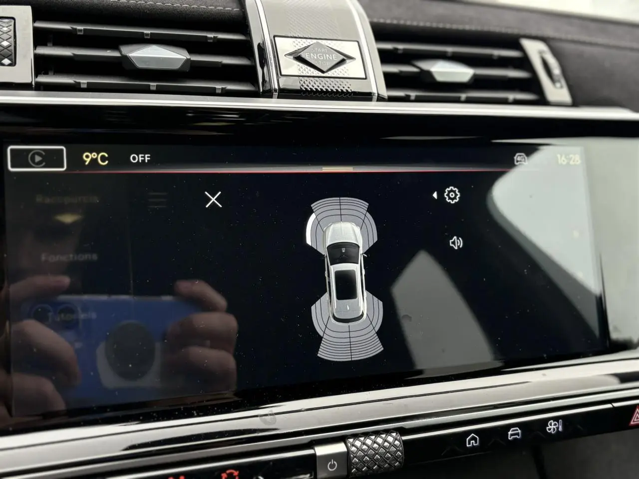 Écran tactile central affichant la vue 360° du DS7 gris laqué, avec commandes et bouton Start Engine visibles.