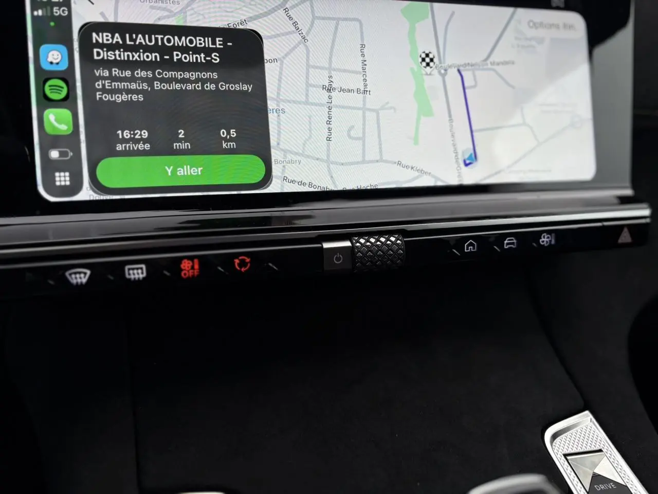 Gros plan sur la console centrale noire avec écran tactile 12,3 pouces affichant la navigation du DS7 2024.