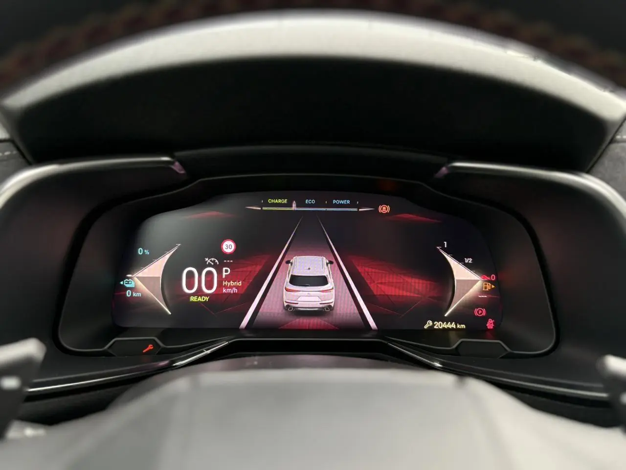 Tableau de bord numérique du DS7 1.6 E-Tense 225, affichant la conduite hybride et l'assistance au maintien de voie.