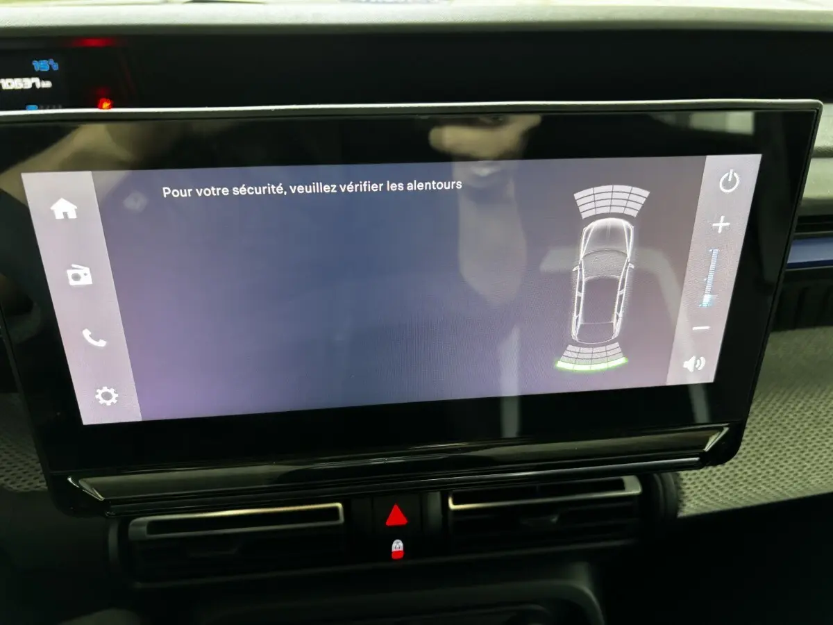Écran tactile central du tableau de bord de la Citroën C3 100 BVM PLUS 2025 affichant l'aide au stationnement.