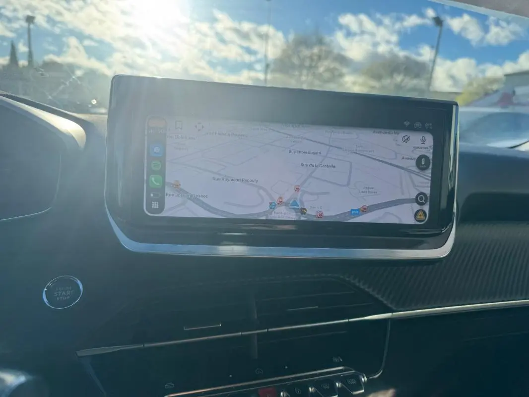 Vue rapprochée de l’écran tactile central du Peugeot 2008 Hybrid 136 e-DCS6 Allure avec carte de navigation affichée.