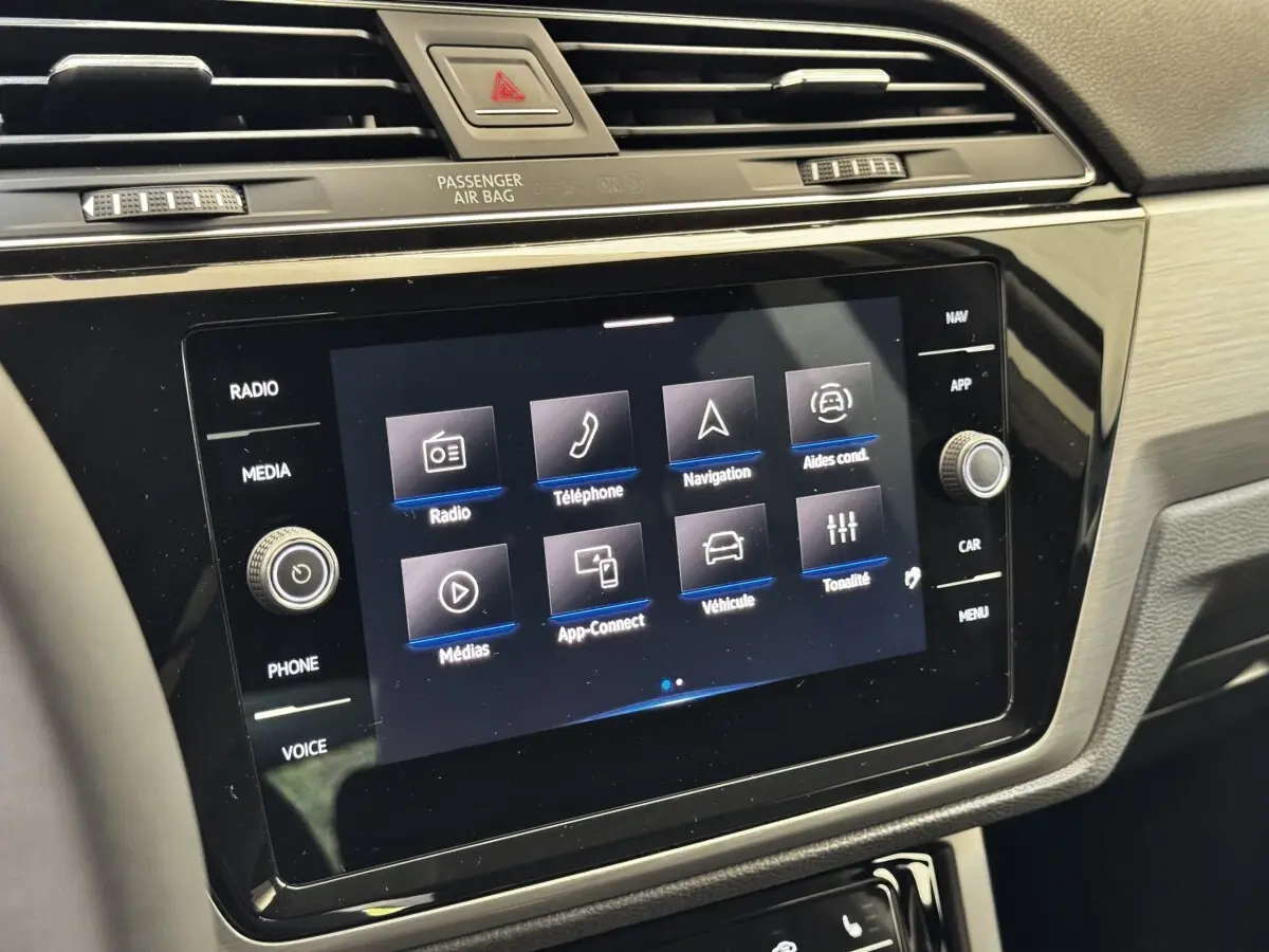 Vue rapprochée de l’écran tactile central du tableau de bord du Volkswagen Touran 2024, affichant les options multimédias.