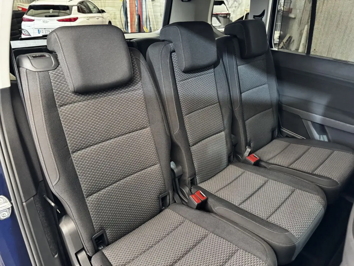 Vue intérieure sur la 3ème rangée de sièges noirs en tissu du Volkswagen Touran 2024, côté droit.