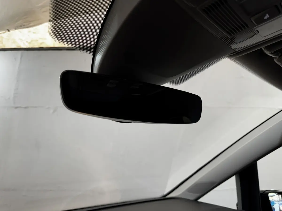 Rétroviseur intérieur noir du Volkswagen Touran 2024 visible depuis l'habitacle côté conducteur.
