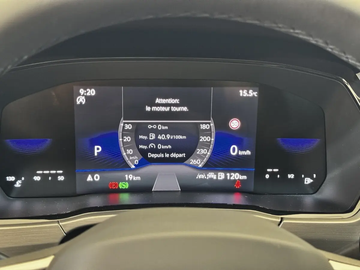 Vue rapprochée du combiné d'instruments numérique du Volkswagen Touran 2024, affichage digital clair et moderne.