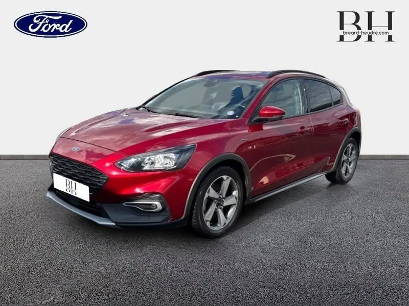 Ford Focus 1.0 EcoBoost rouge Premium Candy vue 3/4 avant droit avec jantes alu et vitres surteintées