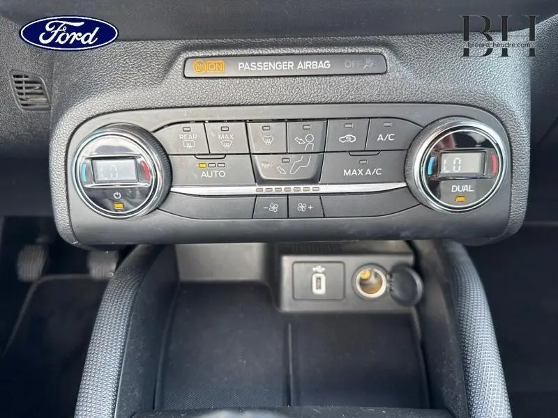Vue rapprochée de la console centrale de la Ford Focus 1.0 EcoBoost 2020, montrant les commandes de climatisation automatique bi-zone.