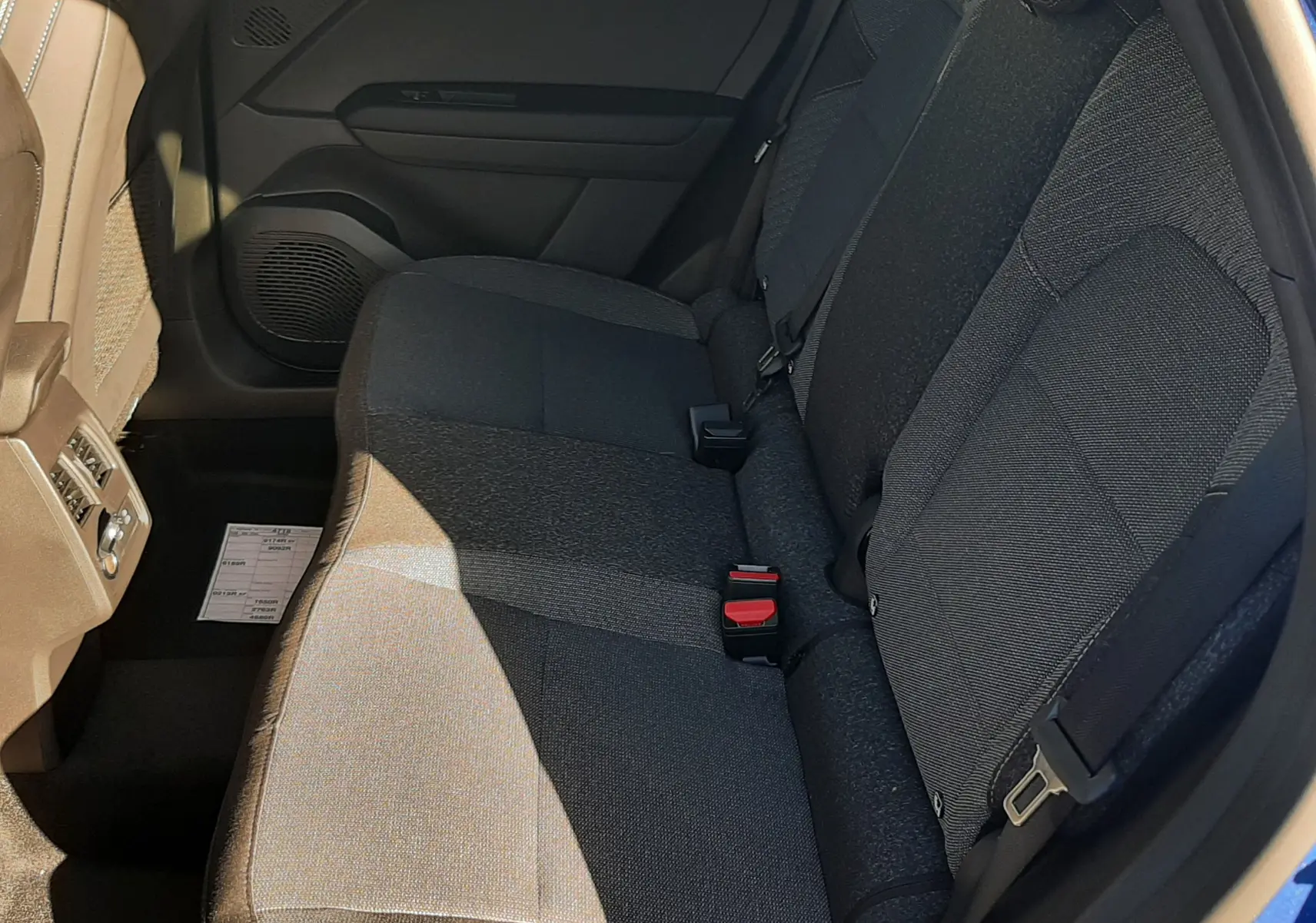 Vue intérieure côté droit des sièges arrière en tissu gris du Renault Captur II Ph.2 Bleu Iron 2025.