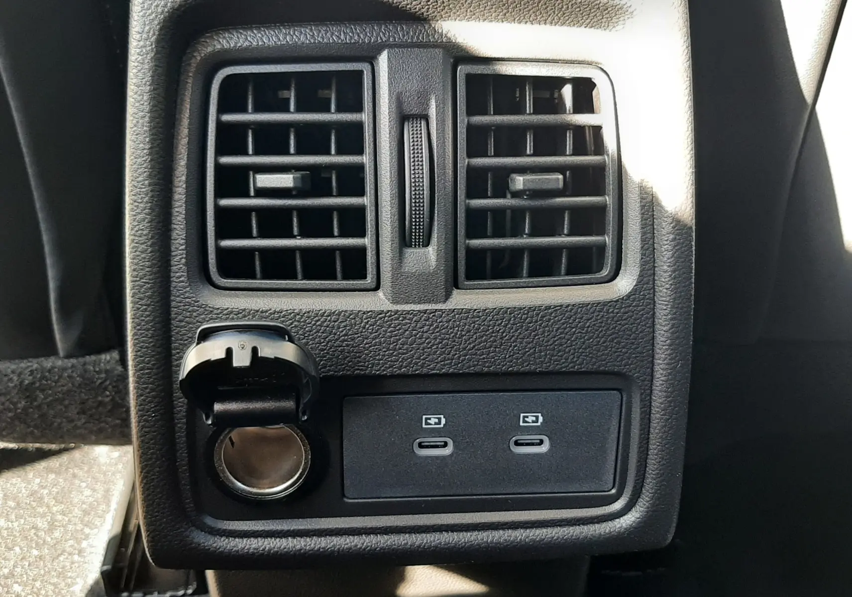 Prise USB double et prise 12V ouvertes sous les aérateurs arrière du Renault Captur II Ph.2 bleu Iron 2025