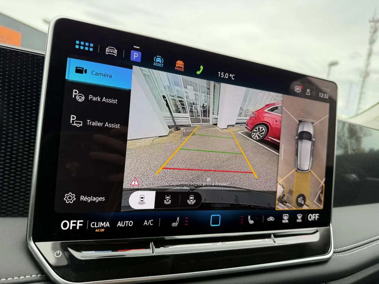 Écran tactile du Volkswagen Tiguan 2025 affichant la caméra de recul et l'assistant de stationnement en vue intérieure.