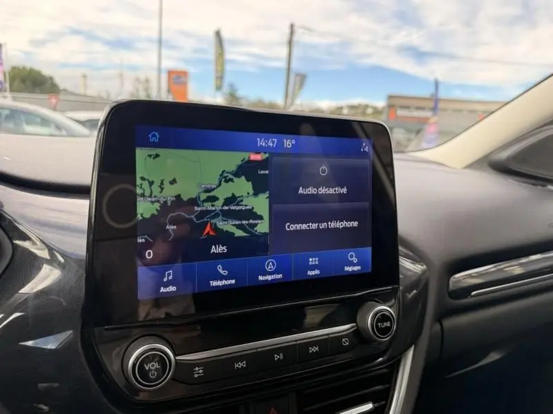 Écran tactile central du Ford Puma blanc 2026, vue intérieure du tableau de bord avec navigation active.