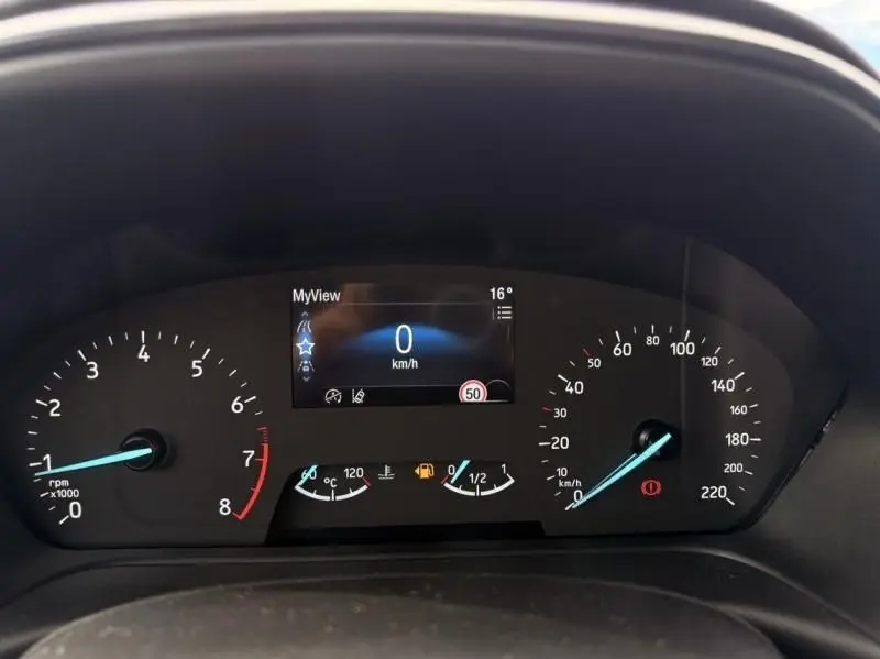 Vue rapprochée du tableau de bord numérique du Ford Puma 2026, affichant la vitesse à 0 km/h et jauges blanches sur fond noir.