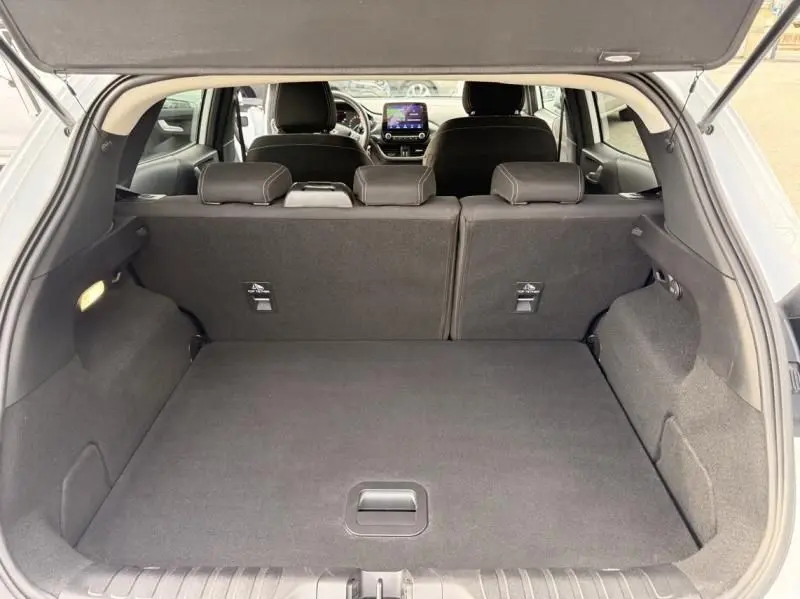 Coffre ouvert vu de l'arrière d'un Ford Puma blanc 2026, montrant l'espace de chargement et l'intérieur noir.