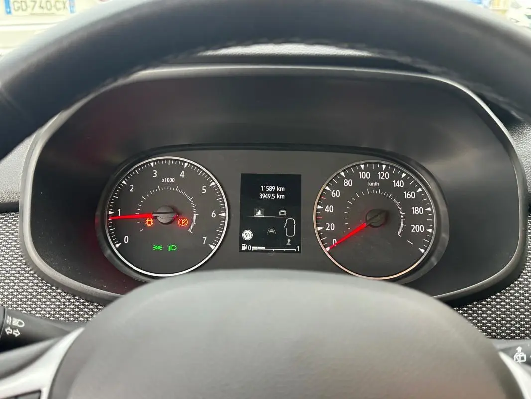 Vue rapprochée du tableau de bord de la Dacia Sandero blanche 2024, affichant compte-tours, vitesse et écran central.