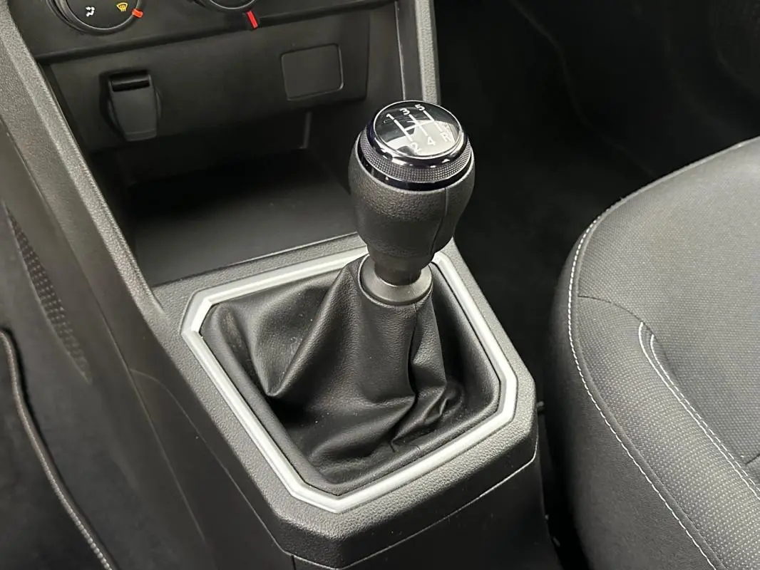 Gros plan sur le levier de vitesses manuel noir de la Dacia Sandero TCe 90 GSR2 Expression 2024, intérieur gris.