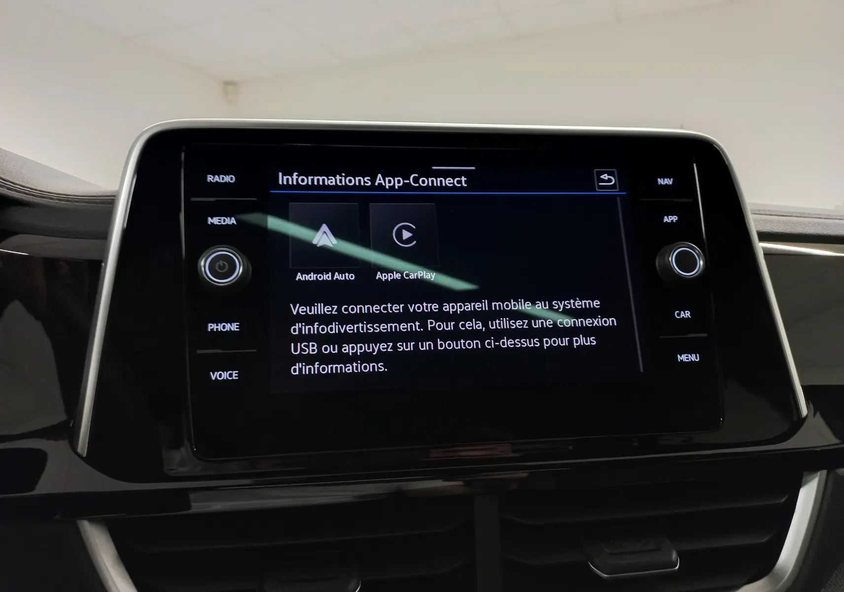 Écran central tactile du Volkswagen T-Roc 2025 affichant les options Android Auto et Apple CarPlay, intérieur noir.