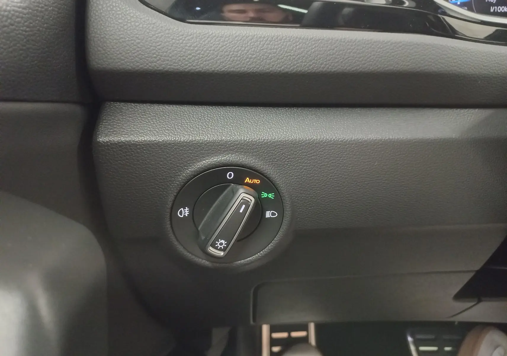 Gros plan sur le bouton de commande des phares dans l'habitacle du Volkswagen T-Roc 2025 finition R-Line.