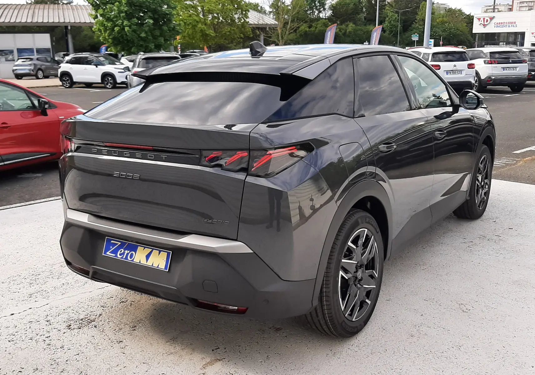 Vue 3/4 arrière droite du Peugeot 3008 gris titane avec toit noir, mettant en valeur ses feux arrière LED et son design moderne.