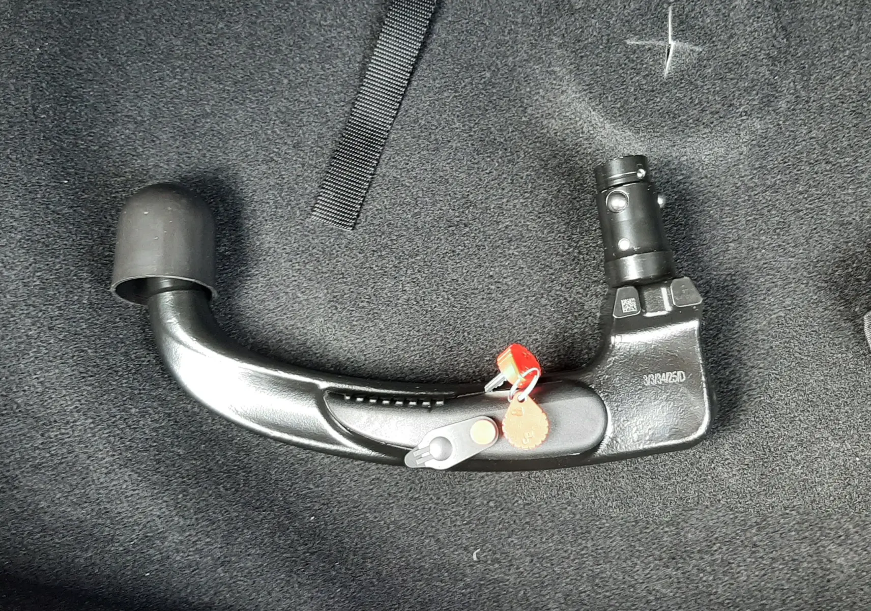Gros plan sur l'attelage amovible noir posé sur le coffre du Peugeot 3008 gris titane avec toit noir.