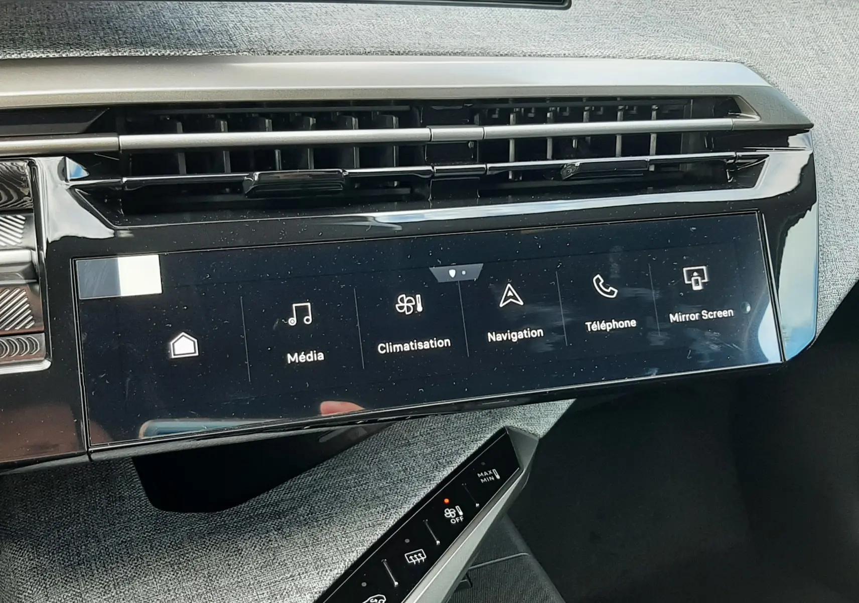 Vue rapprochée de la console centrale tactile du Peugeot 3008 gris titane, avec commandes climatisation et multimédia.