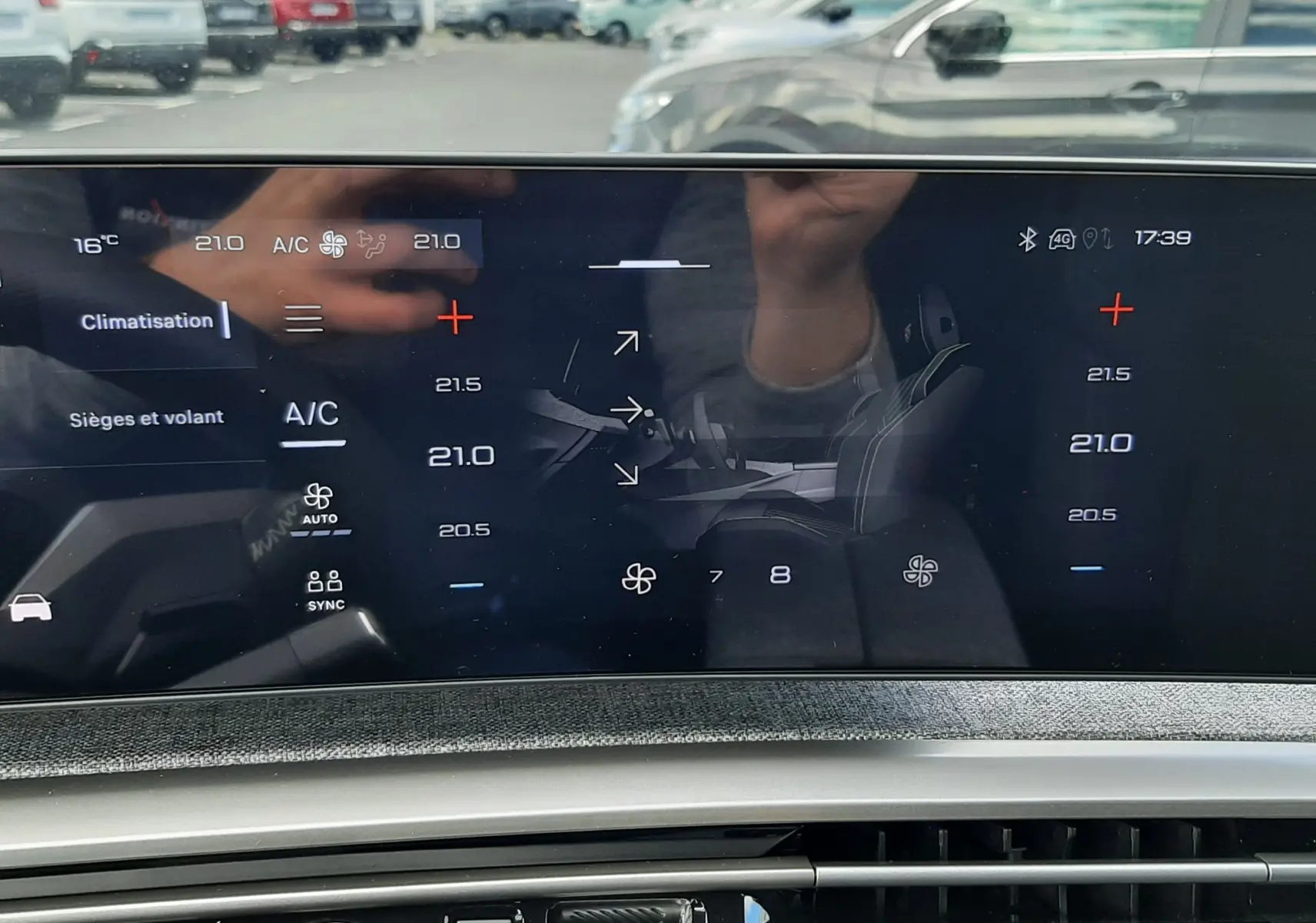 Tableau de bord numérique du Peugeot 3008 gris titane, affichant les réglages de climatisation et ventilation.