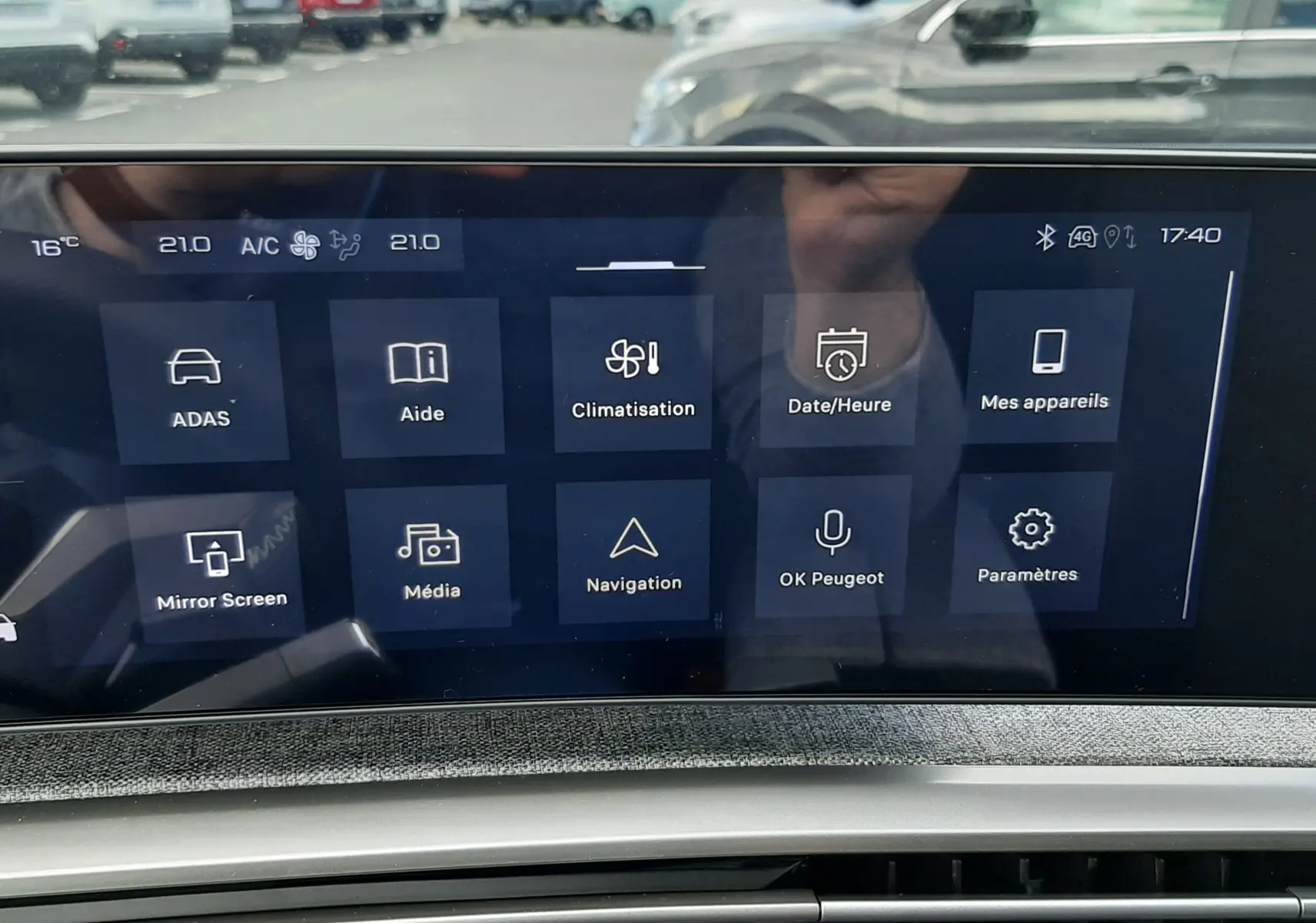 Vue intérieure du tableau de bord du Peugeot 3008 hybride 2026, avec écran tactile affichant les options de climatisation et navigation.