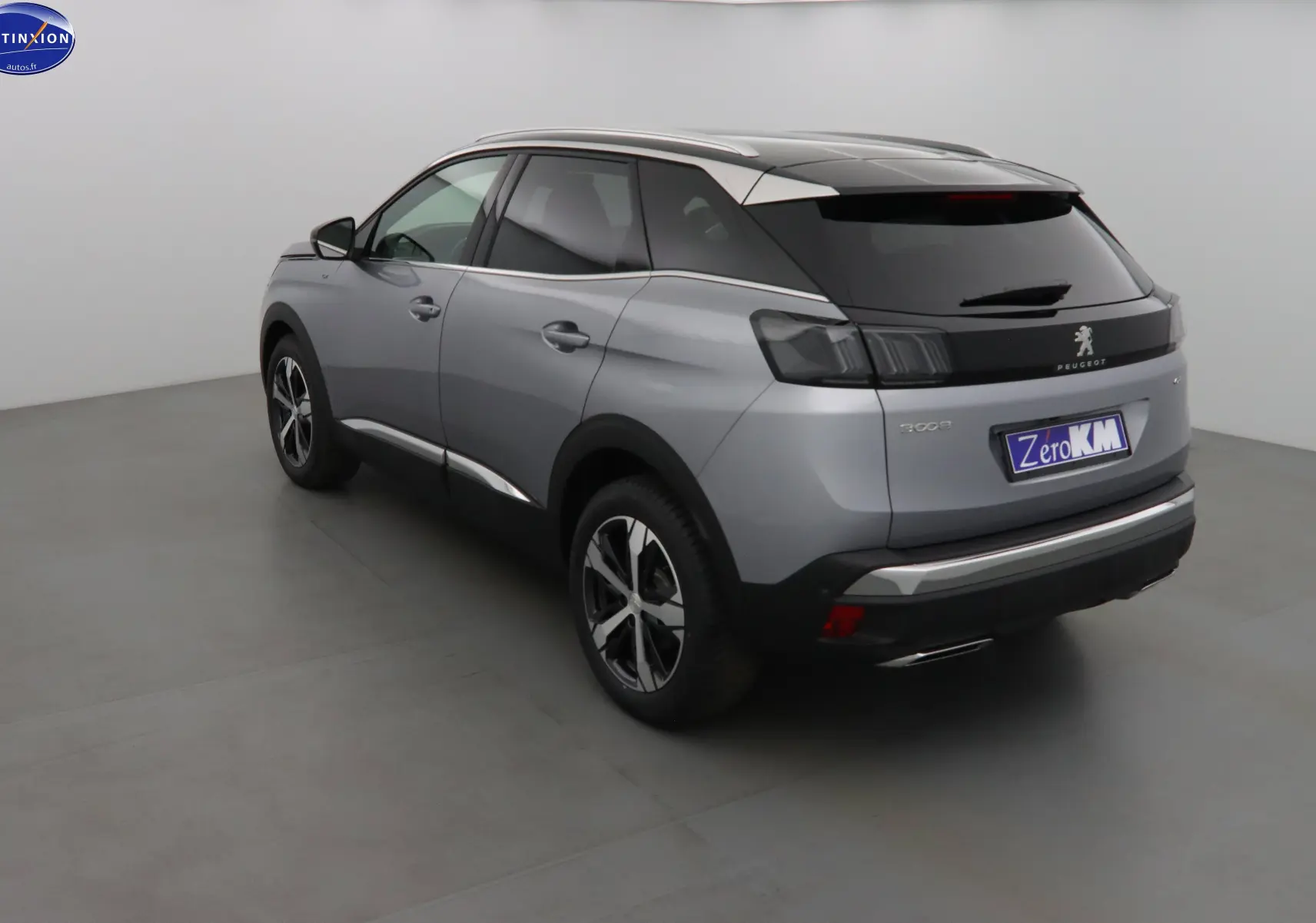 Peugeot 3008 gris Artense métal en vue 3/4 arrière droit, avec vitres teintées et jantes alliage bicolores.