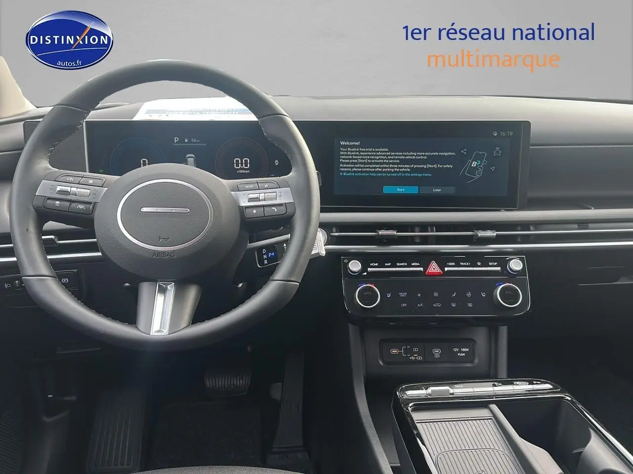 Vue intérieure du tableau de bord et volant cuir multifonction du Hyundai Tucson 2025 hybride.