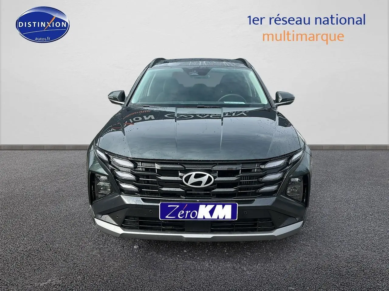 Vue avant d'un Hyundai Tucson 2025 vert cyprès avec calandre noire et logo Hyundai bien visible.