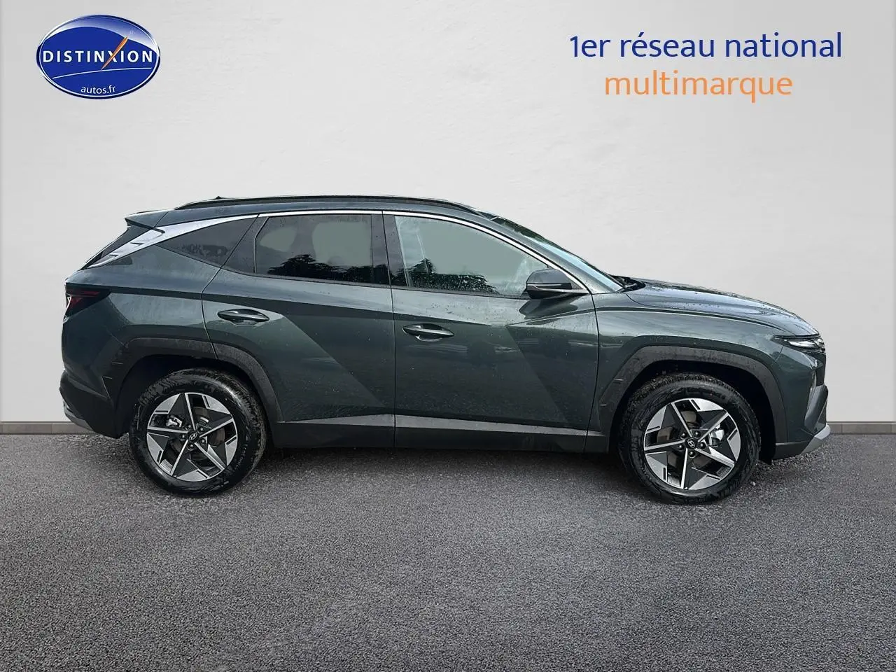 Profil côté gauche du Hyundai Tucson 2025 vert cyprès avec jantes alliage 18 pouces sur fond neutre.