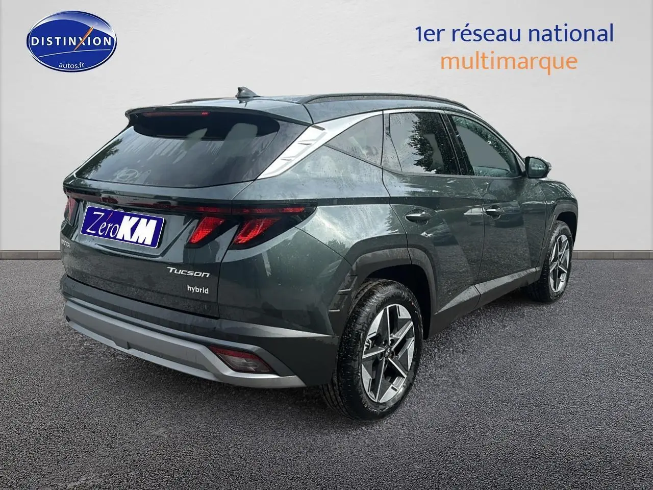 Vue 3/4 arrière droite du Hyundai Tucson 2025 vert cyprès avec jantes alliage et feux arrière LED distinctifs.