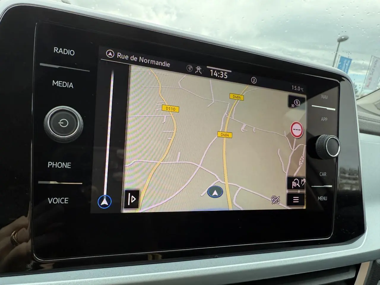 Écran tactile 8 pouces du système Discover Media affichant la navigation dans un Volkswagen T-Roc argent Pyrite métallisé.