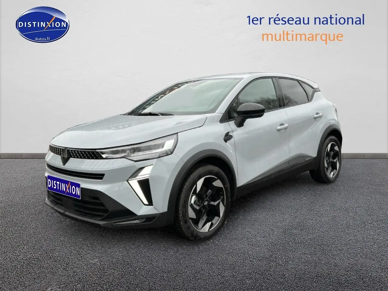 Renault Captur gris rafale en 3/4 avant droit, avec jantes noires et détails noirs contrastants.