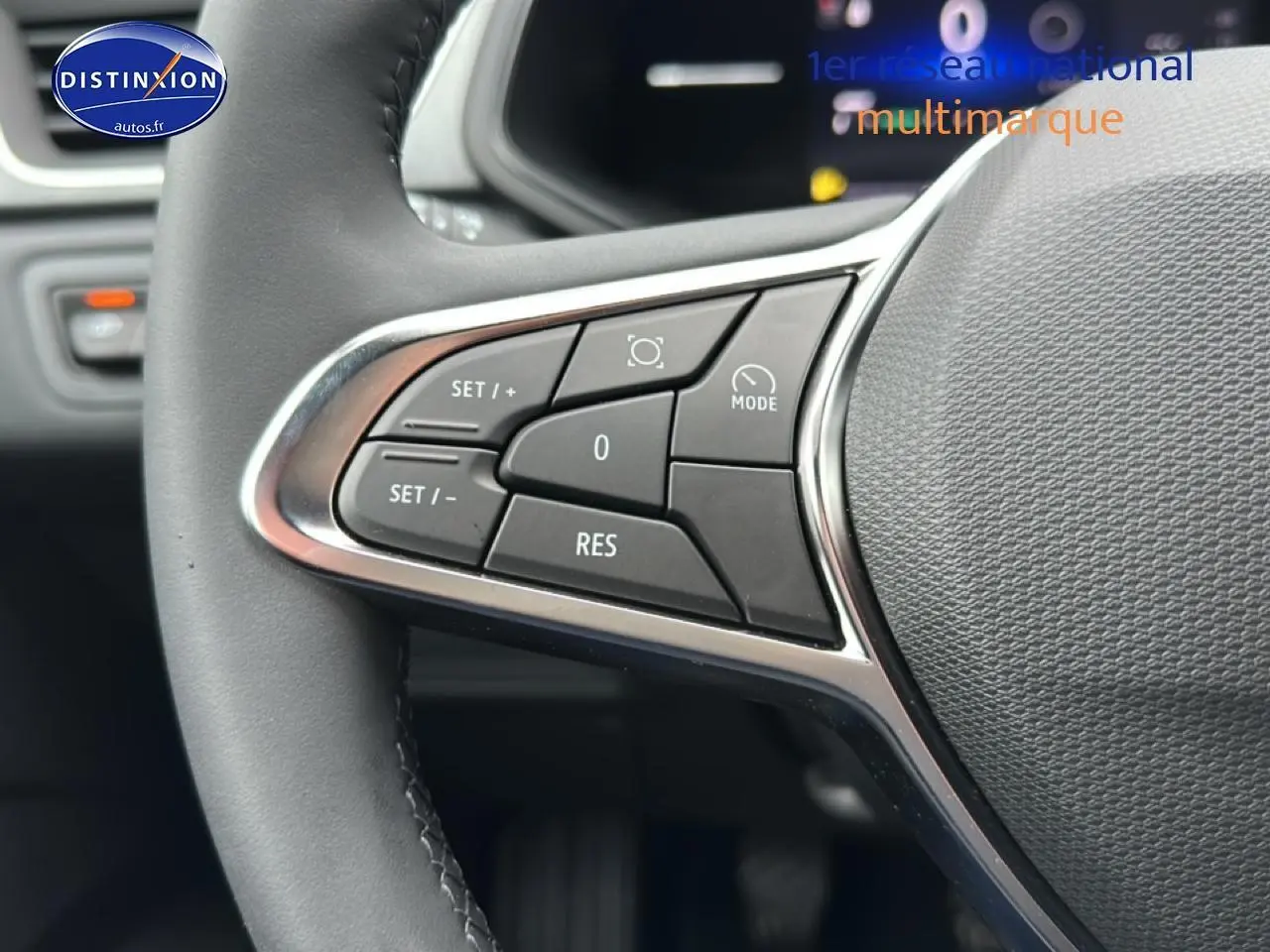 Gros plan sur les commandes de régulateur de vitesse au volant du Renault Captur gris rafale, version 2026.