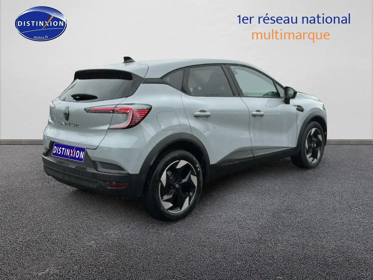 Renault Captur gris rafale en 3/4 arrière droit, avec jantes alu noires et feux arrière LED distinctifs.