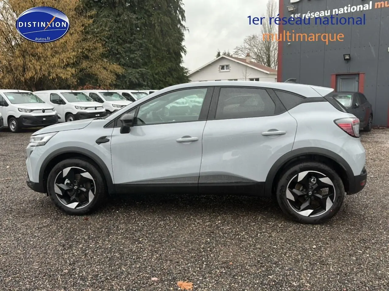 Profil côté gauche du Renault Captur gris rafale 2026 avec jantes alliage noires et toit noir contrasté.