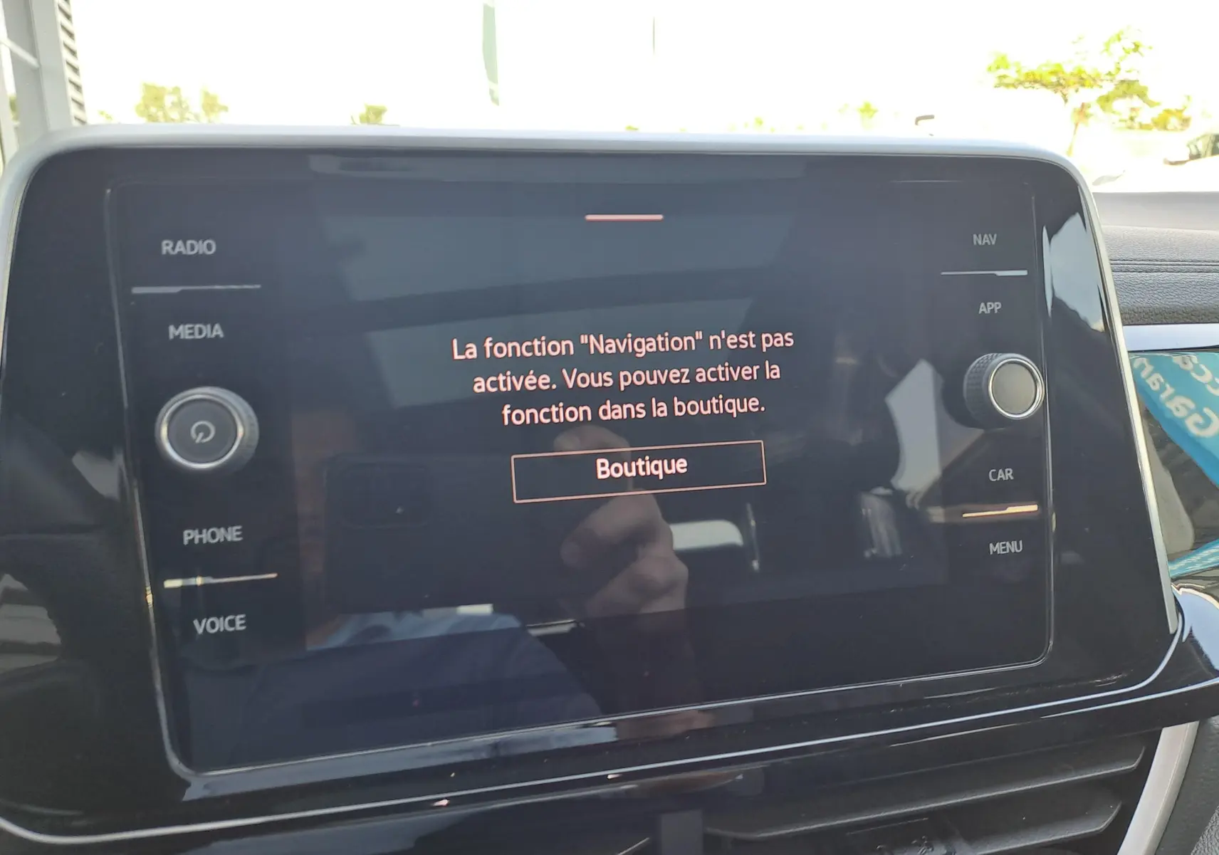Écran tactile central du Volkswagen T-Roc 2025 affichant un message d'activation de la fonction navigation.