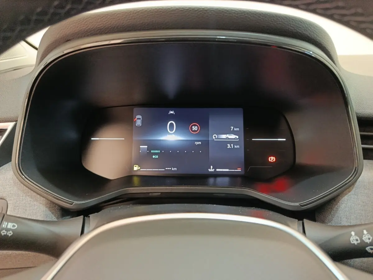 Vue rapprochée du combiné d'instruments numérique de la Renault Clio 2024 affichant la vitesse et les alertes.