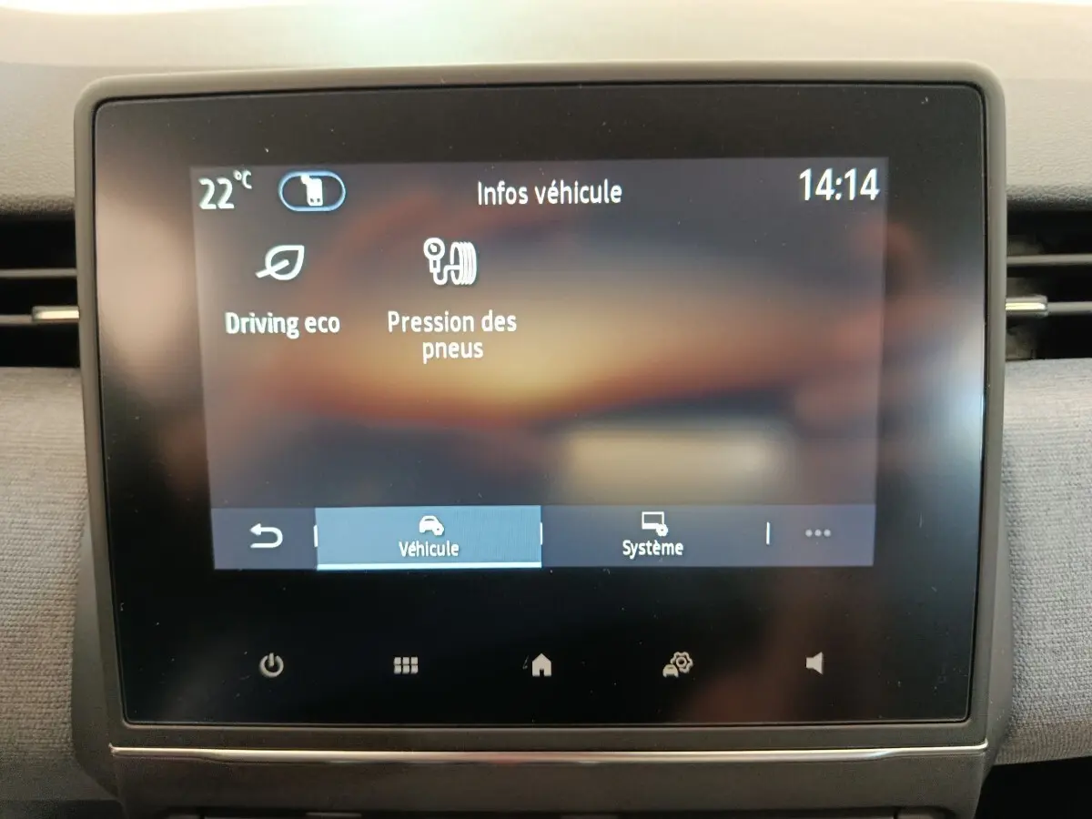Écran tactile central de la Renault Clio blanc 2024 affichant les infos véhicule sur la pression des pneus.