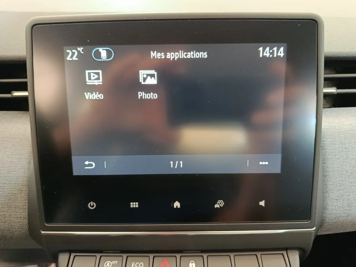 Écran tactile central de la Renault Clio 2024 affichant le menu applications, dans un intérieur gris.