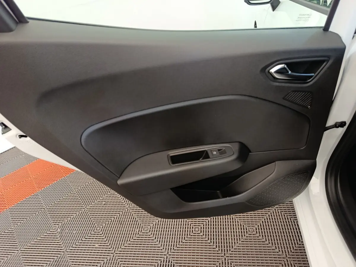 Vue intérieure de la porte côté droit noire de la Renault Clio blanche 2024 avec commande de fenêtre électrique.