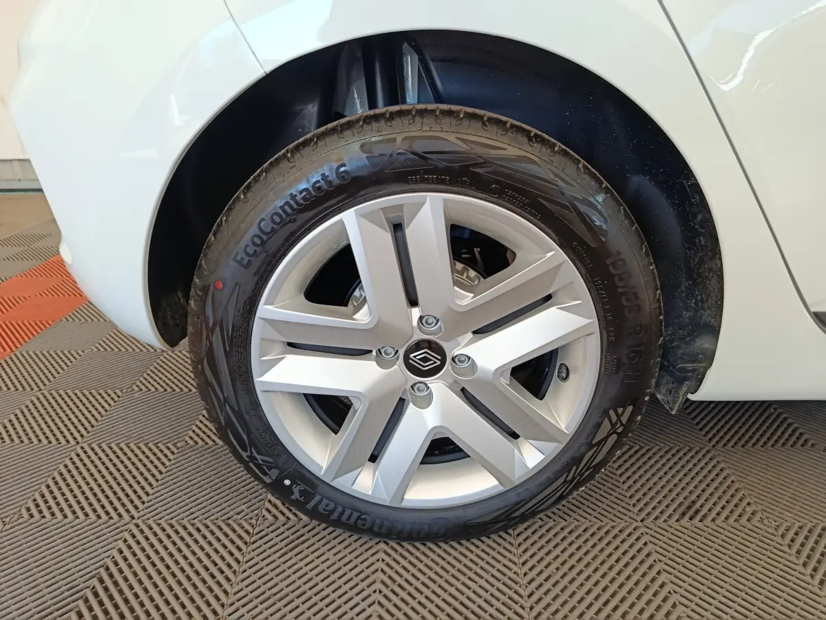 Gros plan sur la roue avant droite blanche d'une Renault Clio 2024 avec jante alliage et pneu Continental EcoContact 6.