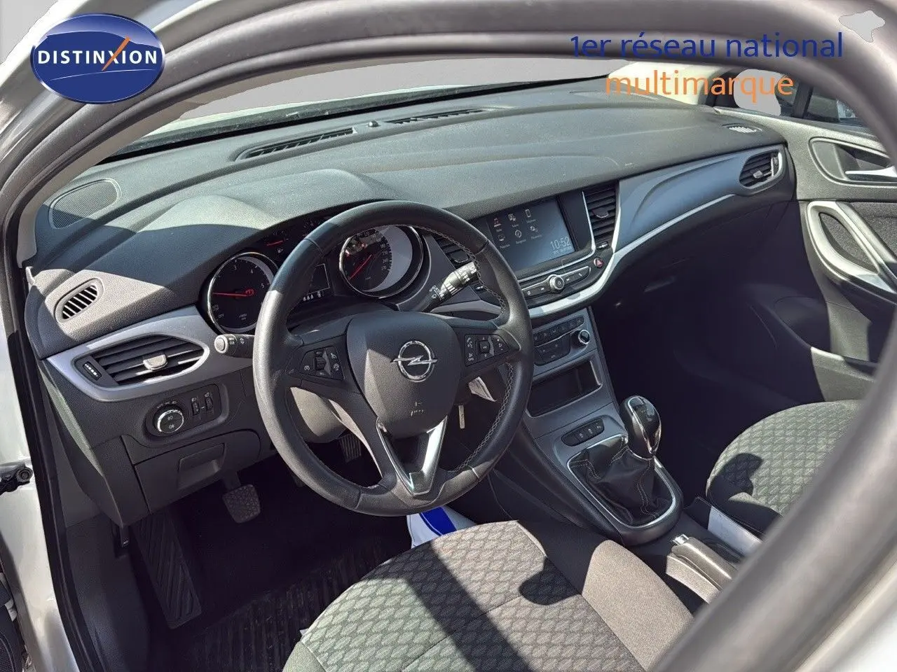 Vue intérieure côté conducteur de l'Opel Astra Sports Tourer 2021 avec tableau de bord moderne et volant multifonction.