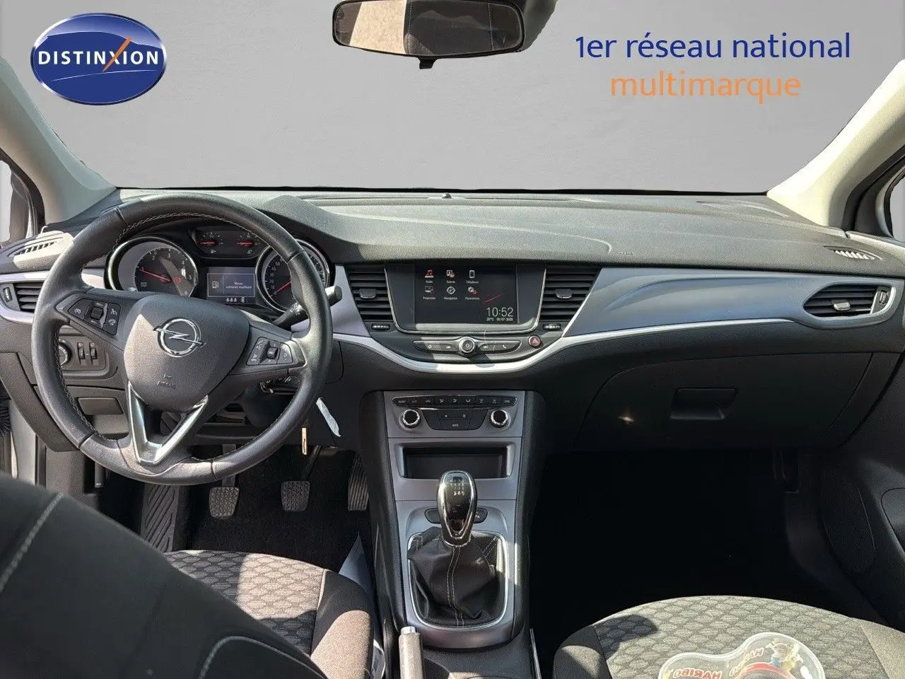 Intérieur avant de l'Opel Astra Sports Tourer 2021 avec tableau de bord moderne et levier de vitesse manuel visible.