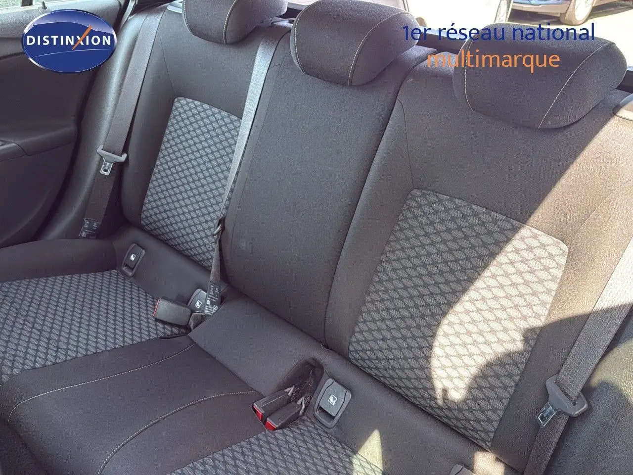 Vue intérieure sur les sièges arrière en tissu noir et gris de l'Opel Astra Sports Tourer 2021.