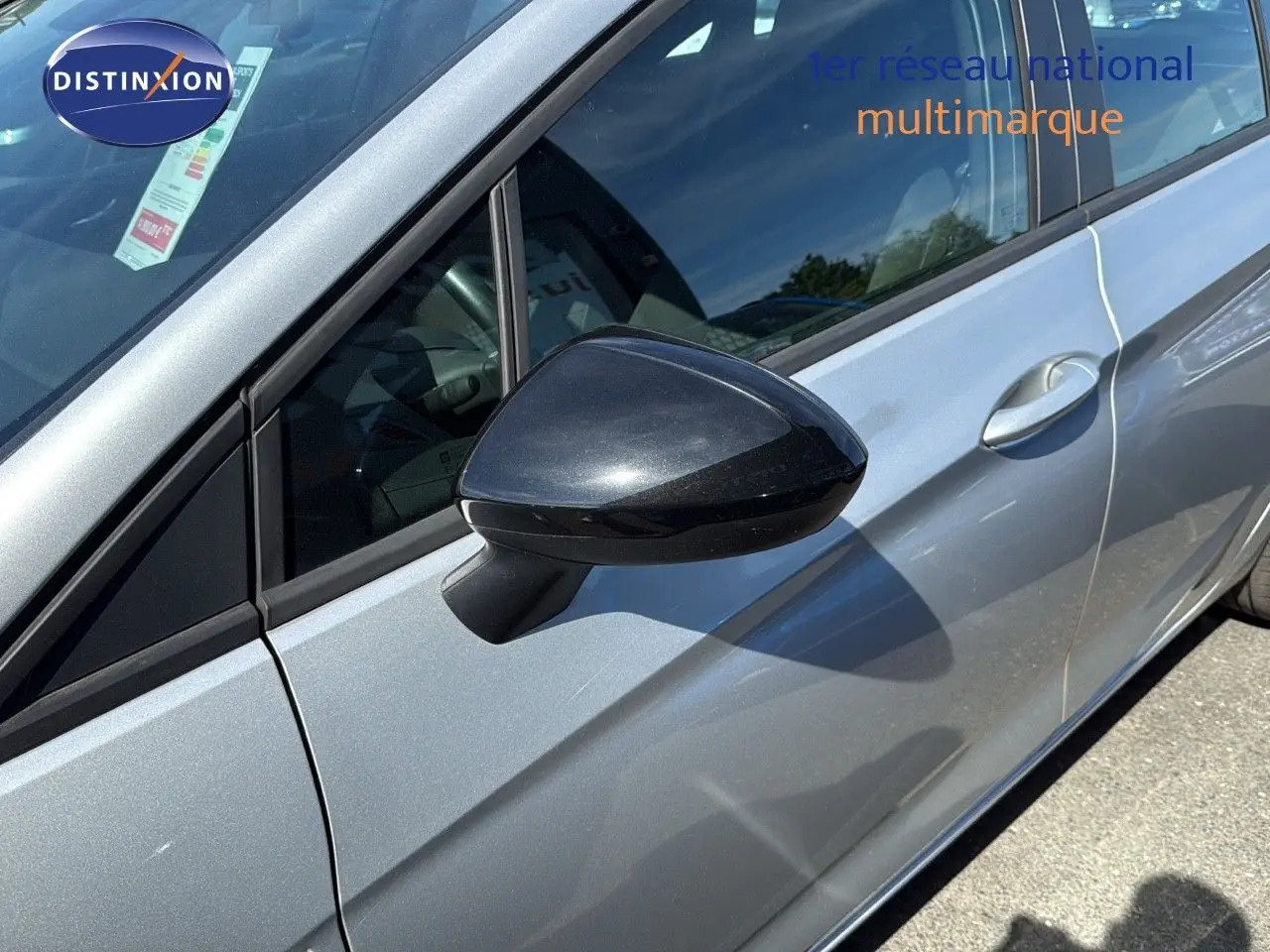 Vue rapprochée du rétroviseur noir côté gauche sur la porte gris minéral métal d'une Opel Astra Sports Tourer 2021.