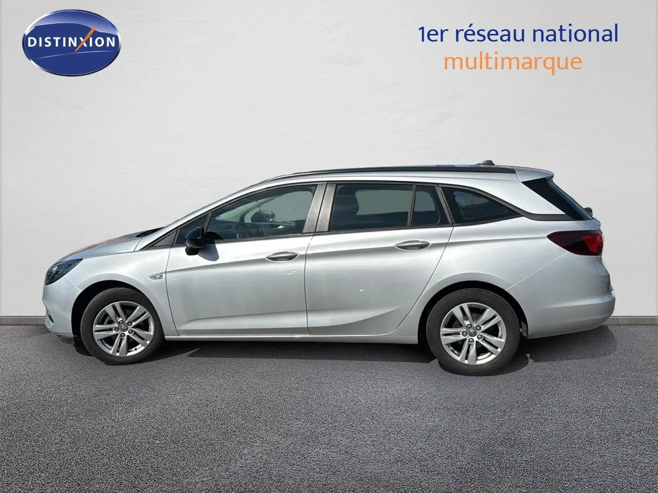 Profil droit d'une Opel Astra Sports Tourer gris minéral métal, break compact avec jantes alliage 16 pouces.