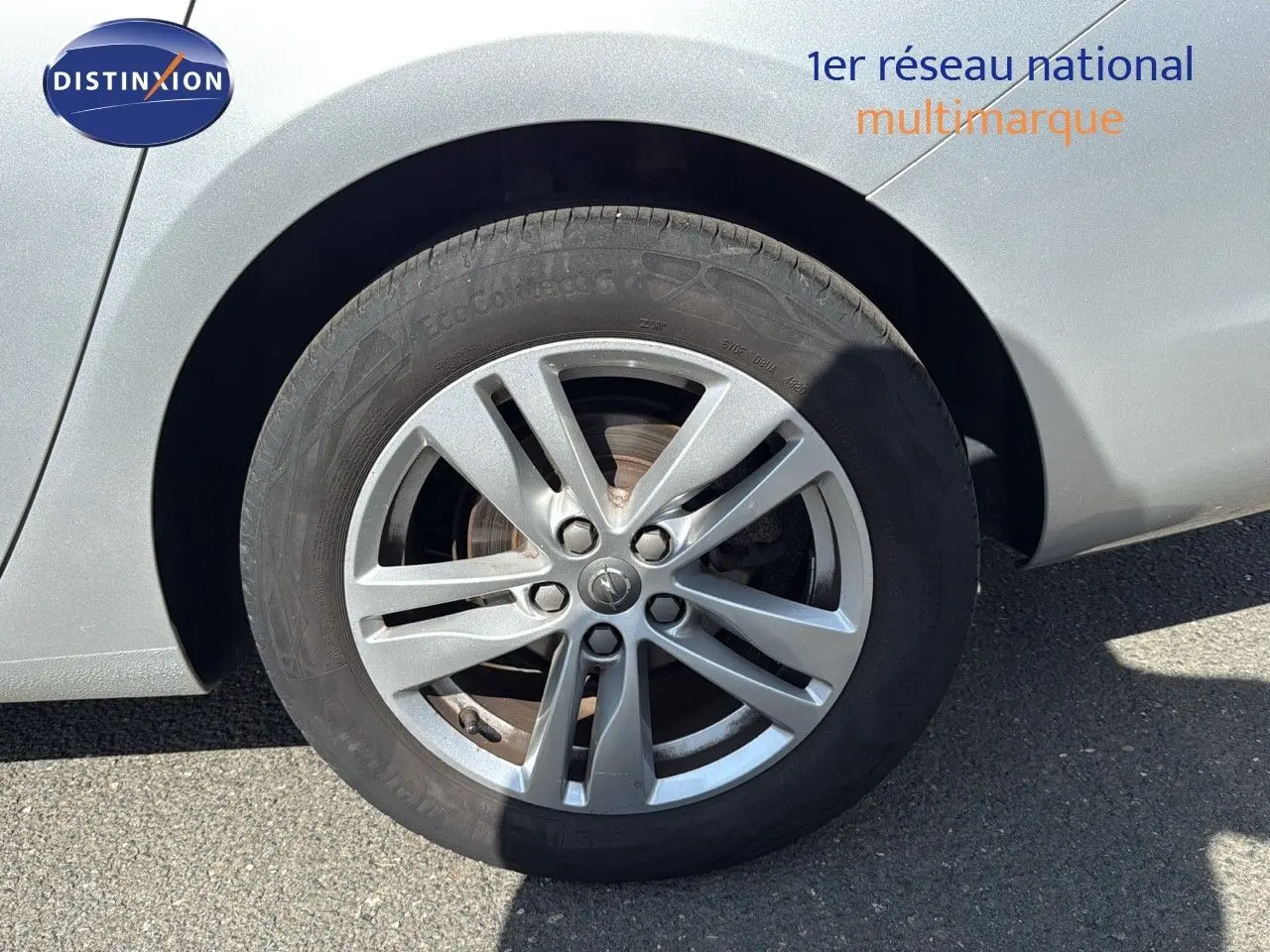 Gros plan sur la roue avant gauche en alliage gris d'une Opel Astra Sports Tourer gris minéral métal.